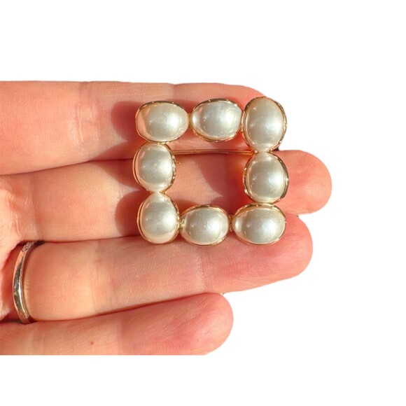 Jewelry - Vintage gold tone and pearl square brooch